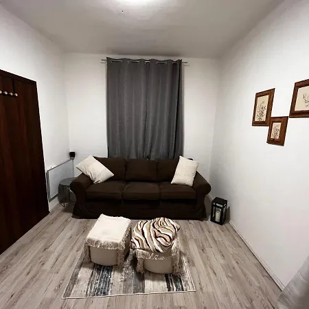 Large 3 Bedroom With Skyline View *