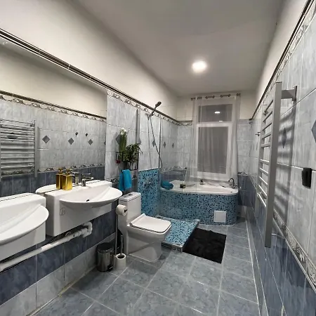 Large 3 Bedroom With Skyline View Apartament *