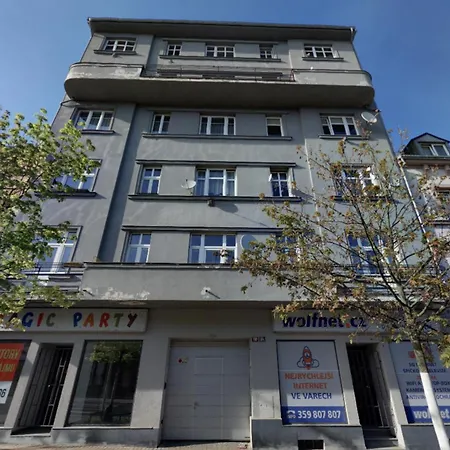 Large 3 Bedroom With Skyline View Apartment *