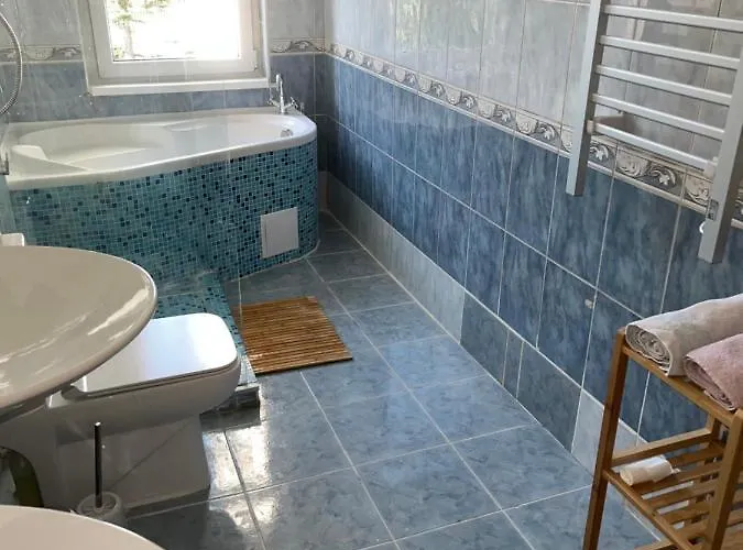 Large 3 Bedroom With Skyline View *