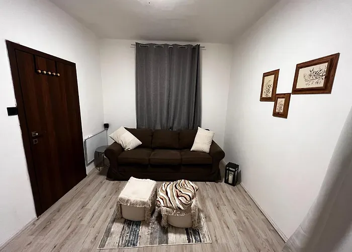 Large 3 Bedroom With Skyline View *